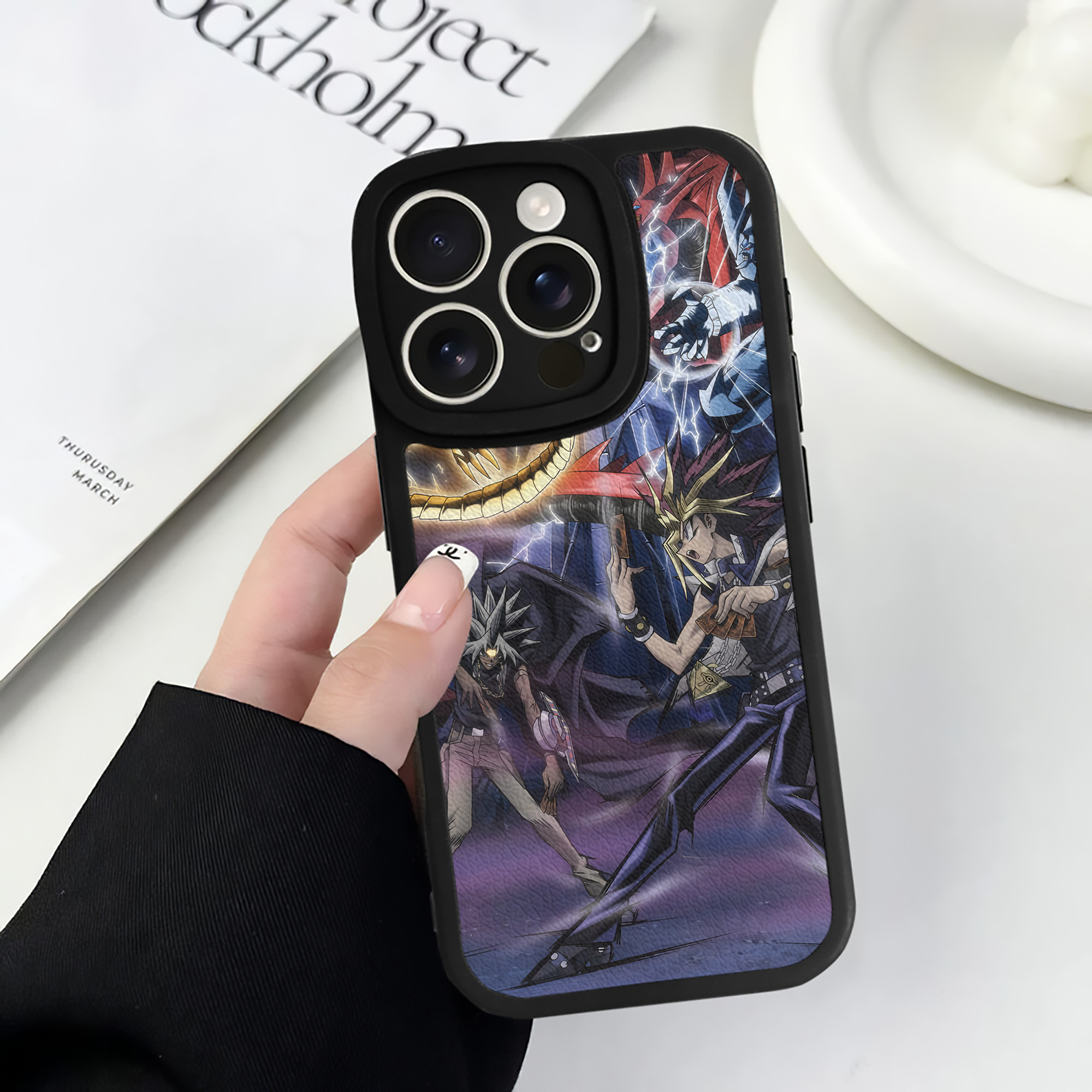 （画像用） 遊☆戯☆王 Yu-Gi-Oh! 【iPhone 16シリーズ対応】シリコンスマホケース（レザー調） 材質：シリコン